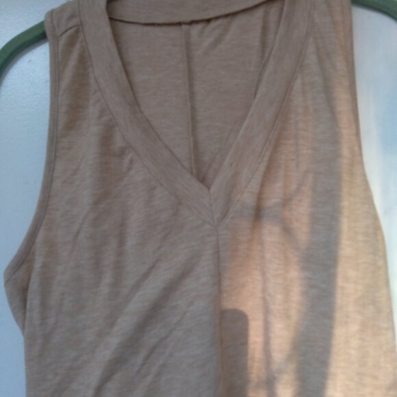 BEIGE V-NECK TANK TOP SLEEVELESS TOP SIZE MEDIUM RACERBACK - Picture 2 of 7